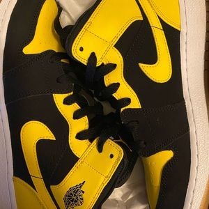 Jordan 1’s for sale. Newly used condition. Selling due to they are too small